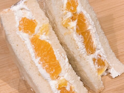 生食パンでオレンジのフルーツサンド